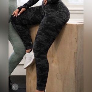 GYMSHARK| Women's Black/ grey Camouflage Leggings